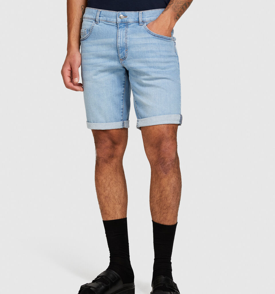 Slim comfort fit denim shorts - men's jean shorts - Light Blue | Sisley image number 4